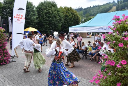Czwarty dzień 58. Tygodnia Kultury Beskidzkiej - tańce przed małą sceną na Pl. B. Hoffa